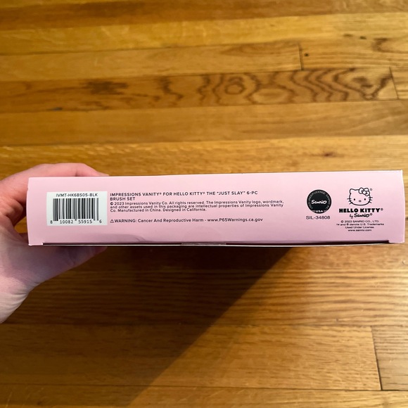 NWT Impressions Vanity Hello Kitty Vegan Cruelty-Free Makeup Brush Set - Picture 5 of 5